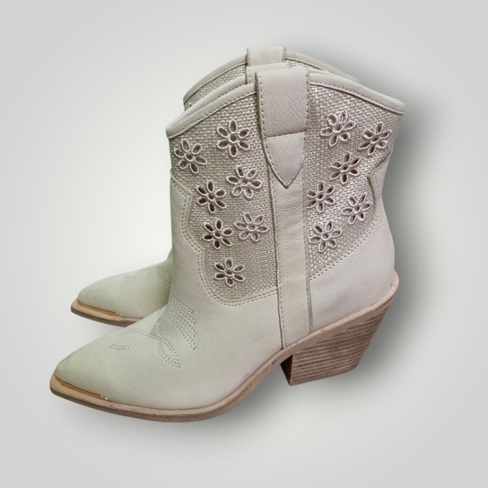 Dolce Vita Nashe Western Ankle Boots White Leather Floral Cutout Size 6.5